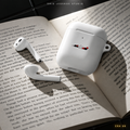 AirPods libro close-up dall'alto mattonelle