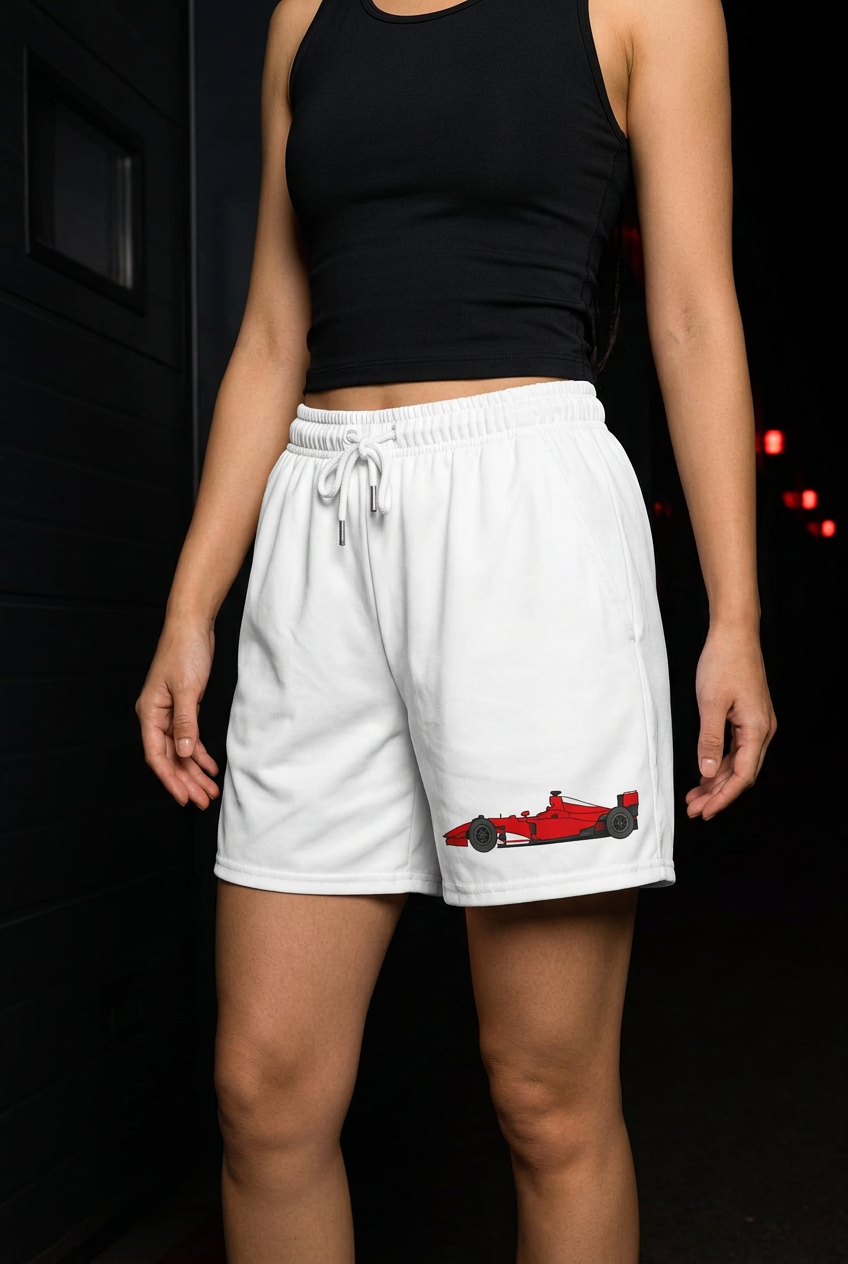 Shorts Era 04 in un paddock scuro con accenti rossi